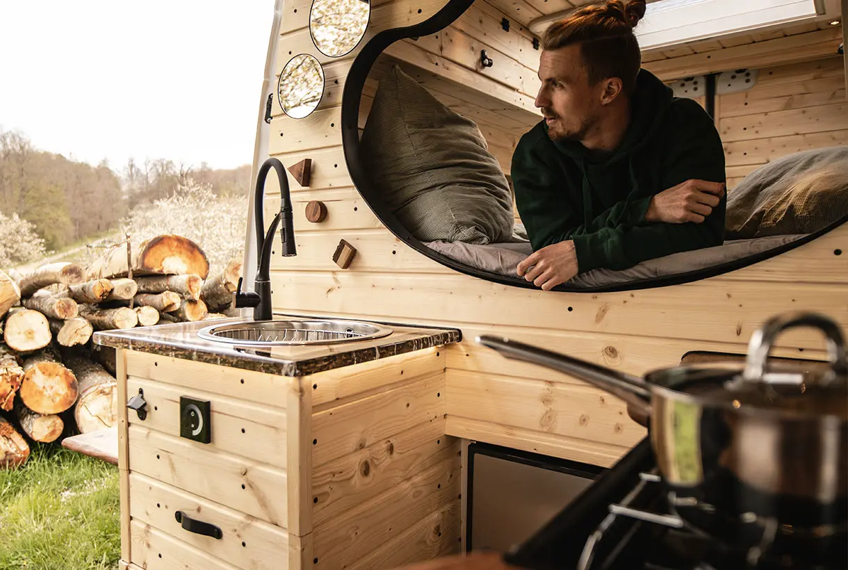 black-forest-vans-individual-camperausbau-honeymoon-innenausstattung-wide