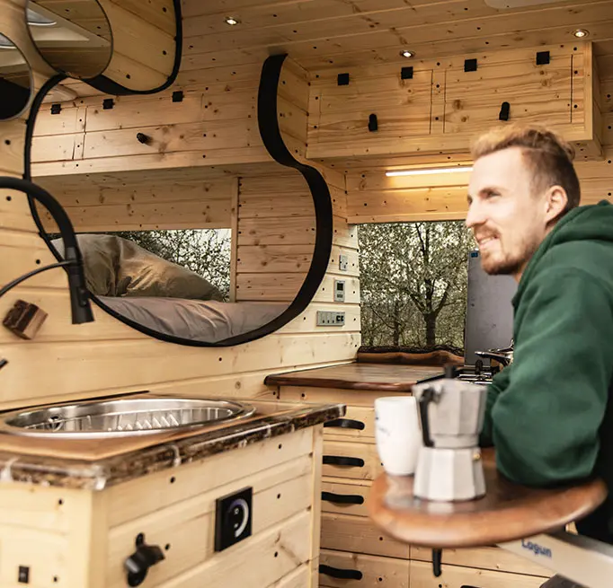 black-forest-vans-individual-camperausbau-villa-auf-4-raedern-holzausbau