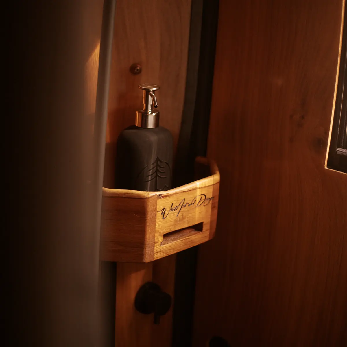 Black-Forest-Vans-Individualausbau-Dusche-Holz Black-Forest-Vans-Individualausbau-Dusche-Holz