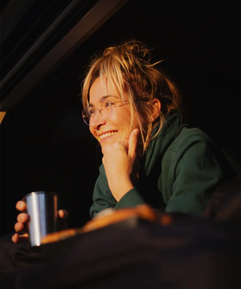 Black-Forest-Vans-Individualausbau-Fiat-Ducato-Glückliche-Frau-Lachen Black-Forest-Vans-Individualausbau-Fiat-Ducato-Glückliche-Frau-Lachen