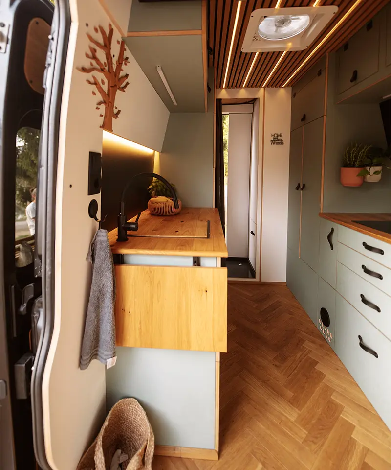Black-Forest-Vans-Individualausbau-Fiat-Ducato-Küche-Regal Black-Forest-Vans-Individualausbau-Fiat-Ducato-Küche-Regal