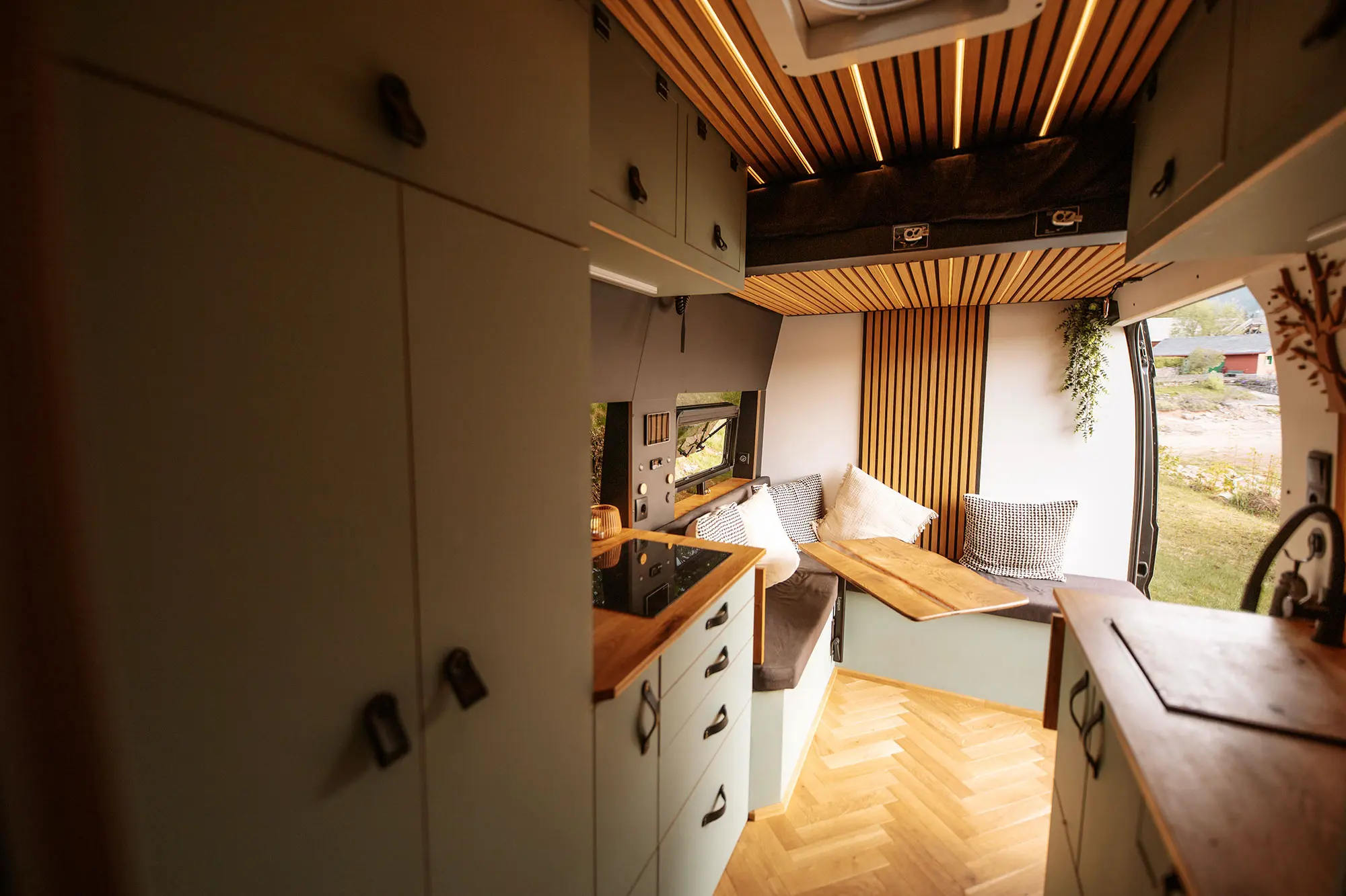 Black-Forest-Vans-Individualausbau-Fiat-Ducato-Wohnbereich-Sitzecke Black-Forest-Vans-Individualausbau-Fiat-Ducato-Wohnbereich-Sitzecke