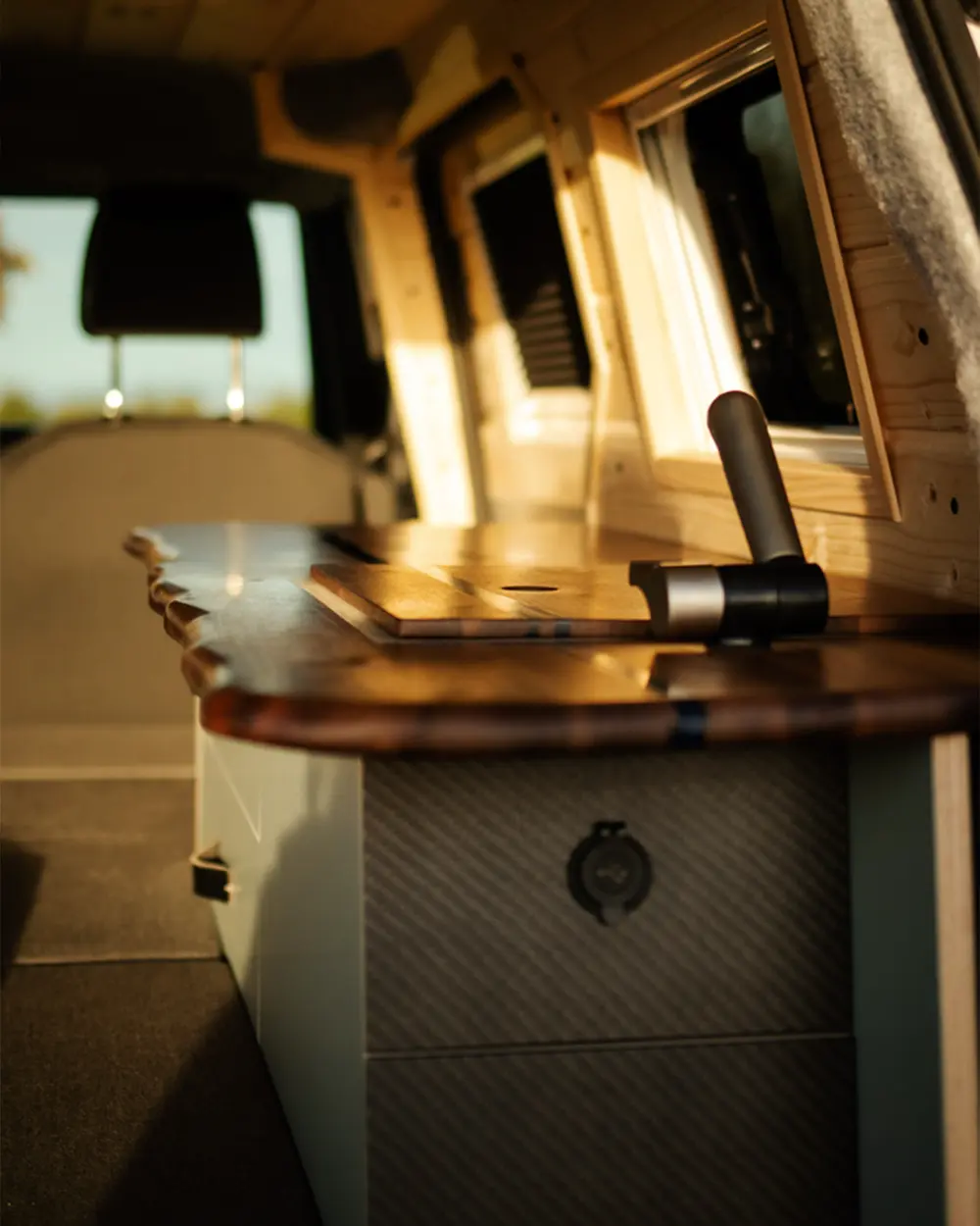 Black-Forest-Vans-Individualausbau-Carbon-Küchenzeile