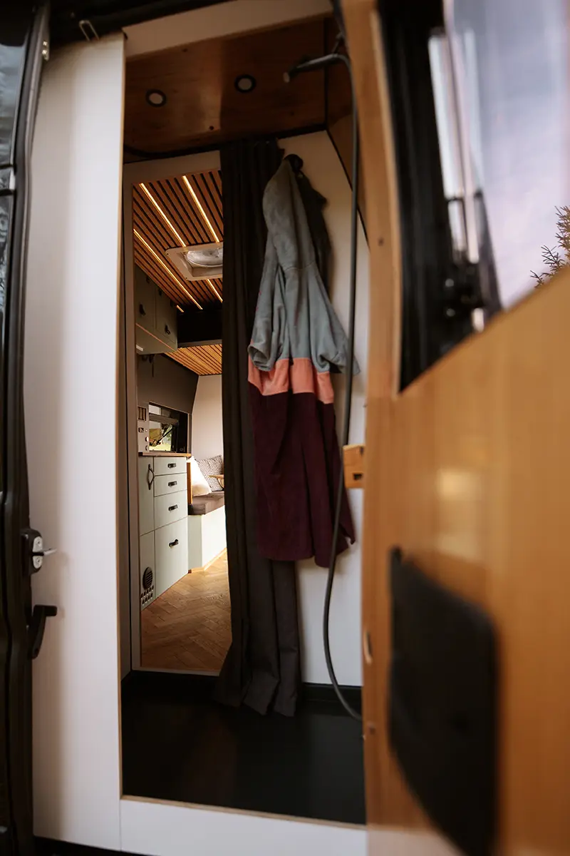 Black-Forest-Vans-Individualausbau-Fiat-Ducato-Dusche