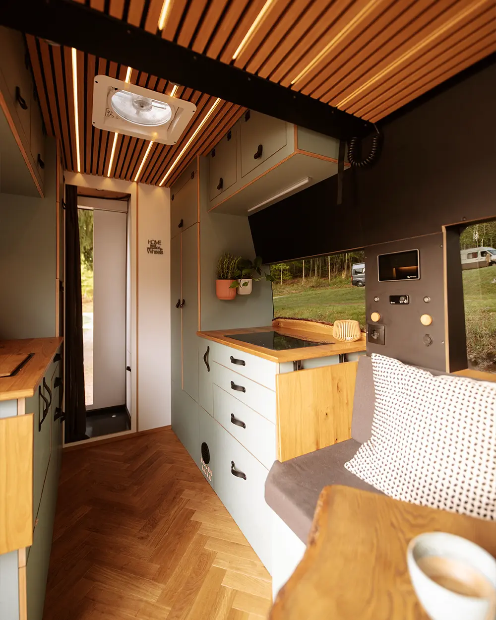 Black-Forest-Vans-Individualausbau-Fiat-Ducato-Flur