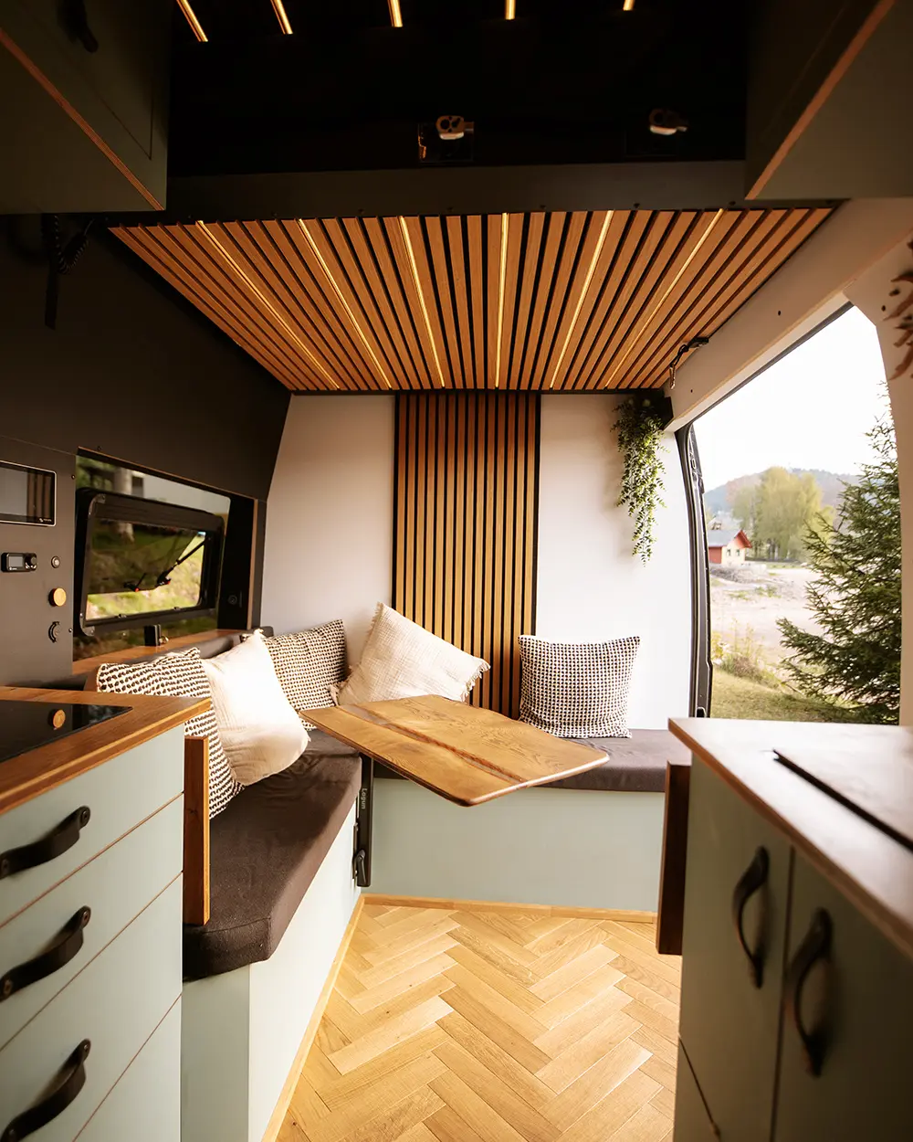 Black-Forest-Vans-Individualausbau-Fiat-Ducato-Sitzecke Black-Forest-Vans-Individualausbau-Fiat-Ducato-Sitzecke