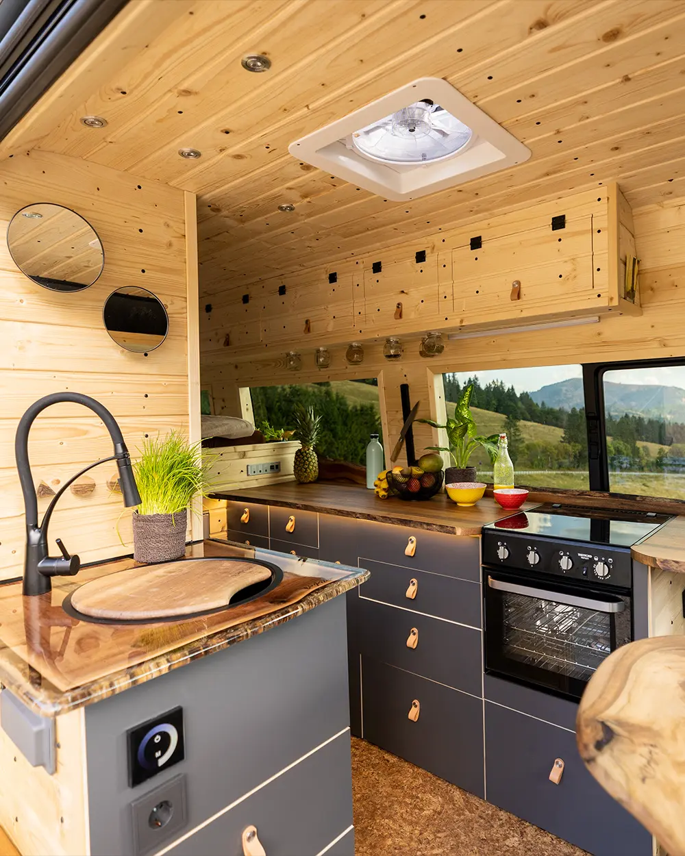 Black-Forest-Vans-Individualausbau-Holzausbau-Frank Black-Forest-Vans-Individualausbau-Holzausbau-Frank