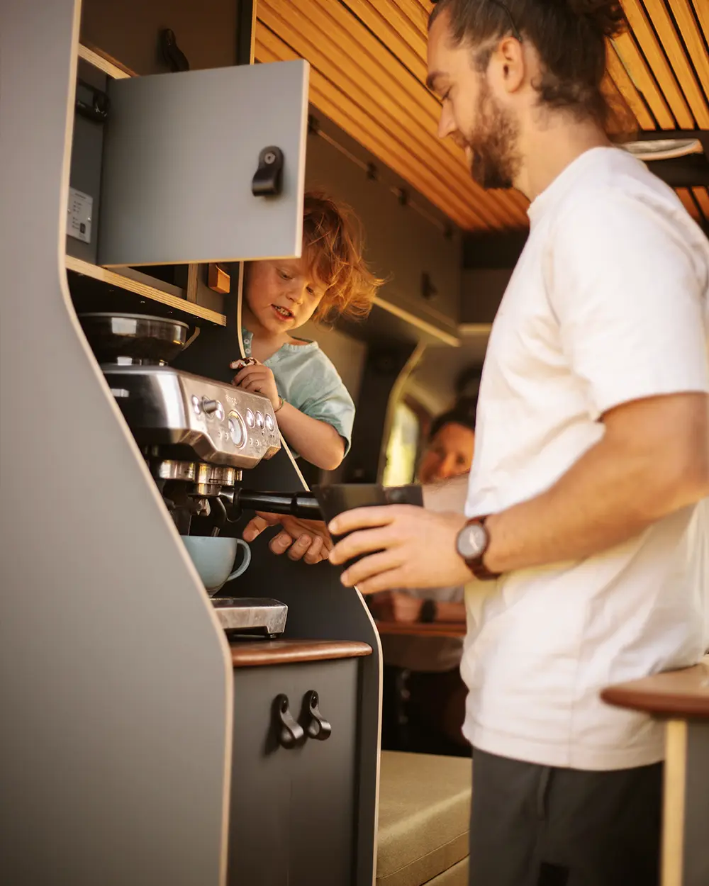 Black-Forest-Vans-Individualausbau-Kaffee-Küchenblock