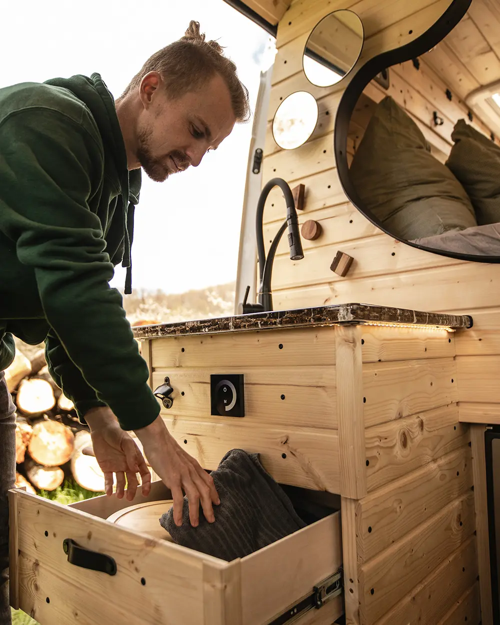 Black-Forest-Vans-Individualausbau-Organische-Formen-Hokz-Villa